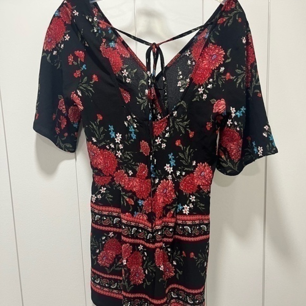 Miami Red/Black Floral V Neck Romper Sz Small . EUC